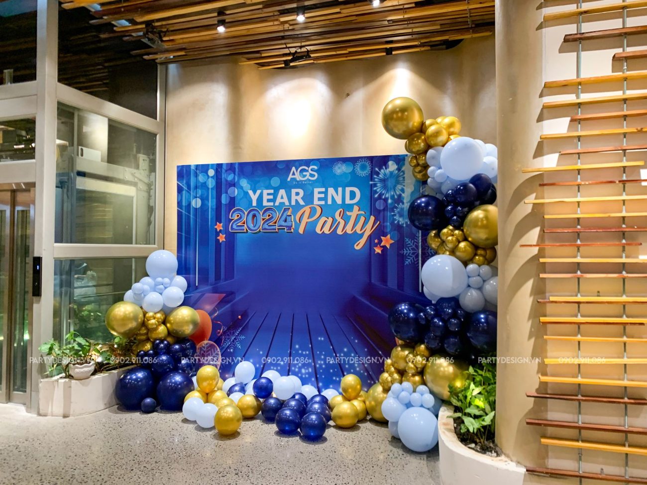 Backdrop Year End Party, Trang trí Tất Niên, tone màu xanh dương, bong bóng chrome vàng gold, xanh navy - AGS (1)