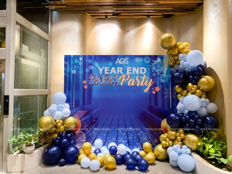 Backdrop Year End Party, Trang trí Tất Niên, tone màu xanh dương, bong bóng chrome vàng gold, xanh navy - AGS (3)