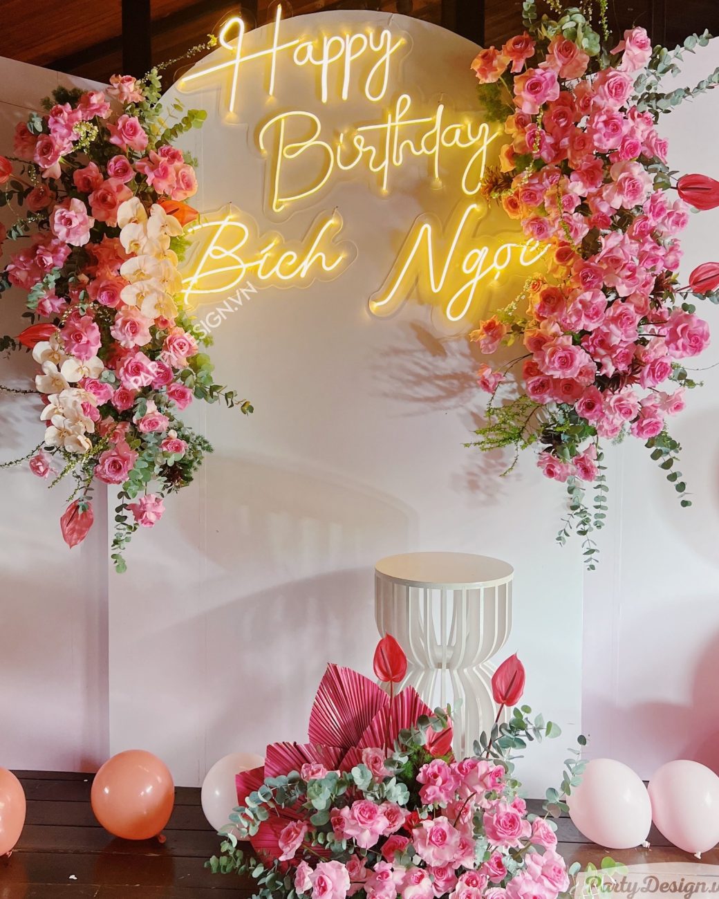 Backdrop tone hồng pastel có đèn LED sinh nhật 50 tuổi - Sang trọng và ấm áp