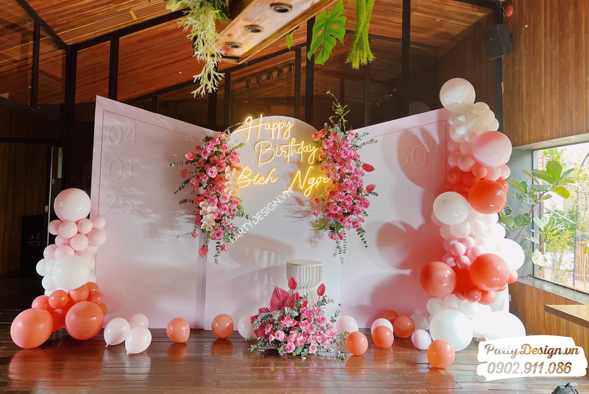 Backdrop tone hồng pastel có đèn LED sinh nhật 50 tuổi - Sang trọng và ấm áp