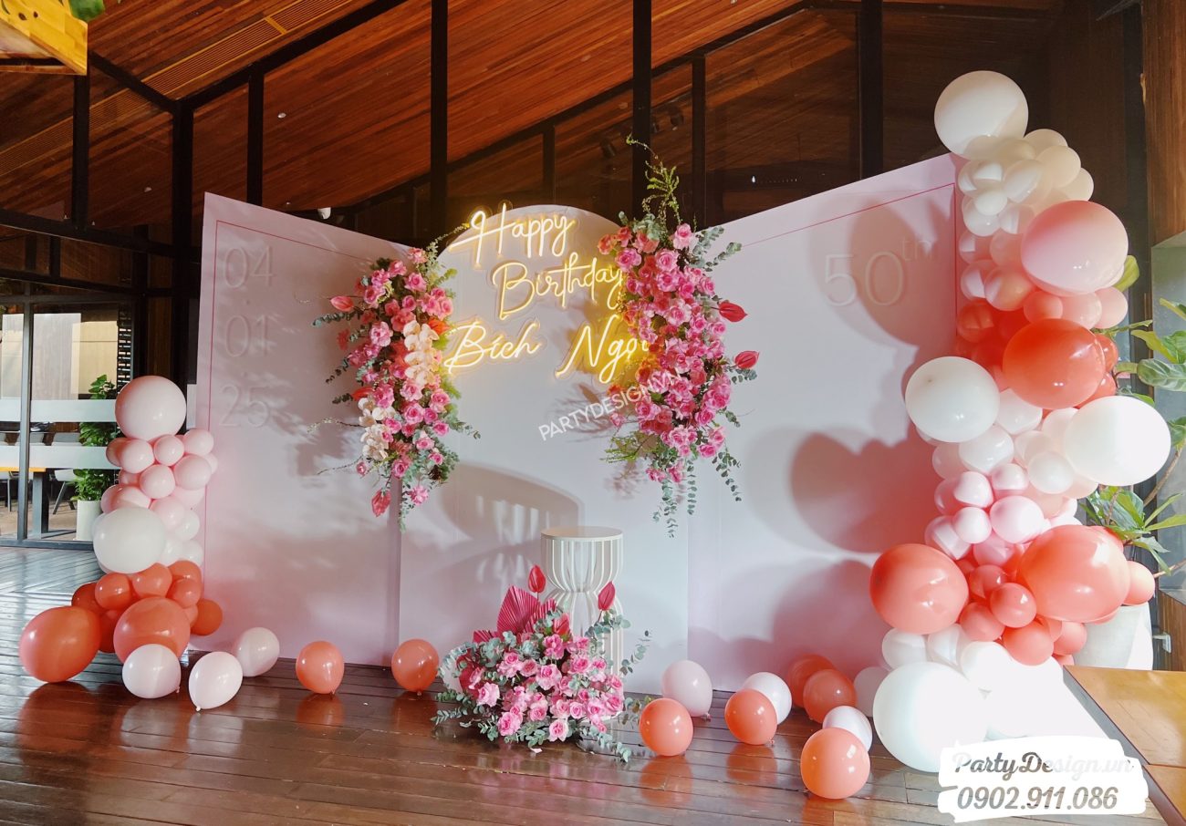 Backdrop tone hồng pastel có đèn LED sinh nhật 50 tuổi - Sang trọng và ấm áp